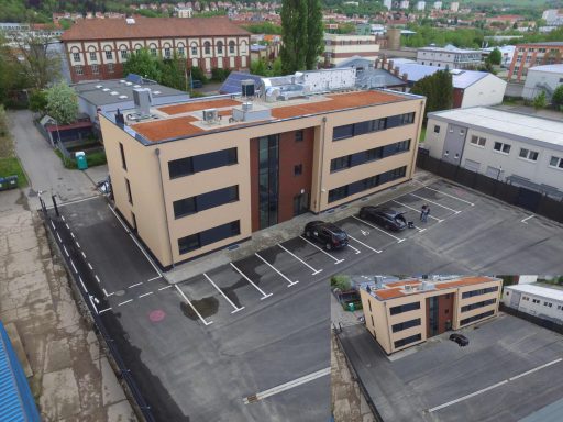 Parkplatzmarkierung in Jena Luftaufnahme eines Firmengebäudes in Jena mit neu angelegter Parkplatzmarkierung und klar gekennzeichneten Stellflächen.